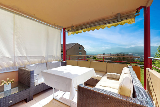 terrasse mit balkon und wohnraum im freien