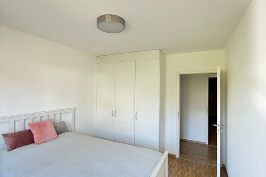 chambre avec cloison sèche, drywall, sol en finition bois, wood finish floor, et placard