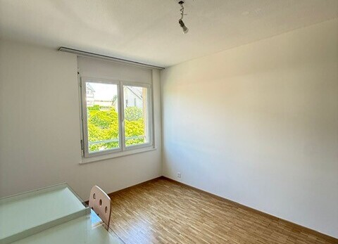 pièce vide avec cloison sèche, drywall, inside property, lumière naturelle, et natural light