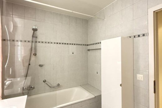 bad mit komplettes badezimmer, kombiniertes bad / dusche, und inside property