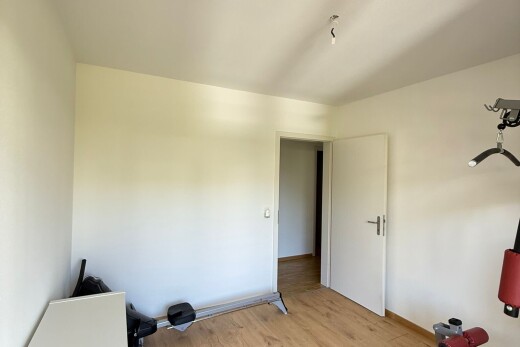 pièce vide avec cloison sèche, drywall, inside property, sol en finition bois, et wood finish floor