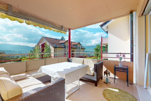 terrasse mit balkon, blick auf die berge, und wohnraum im freien