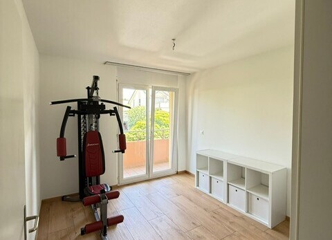 gym avec inside property, cloison sèche, drywall, lumière naturelle, et natural light