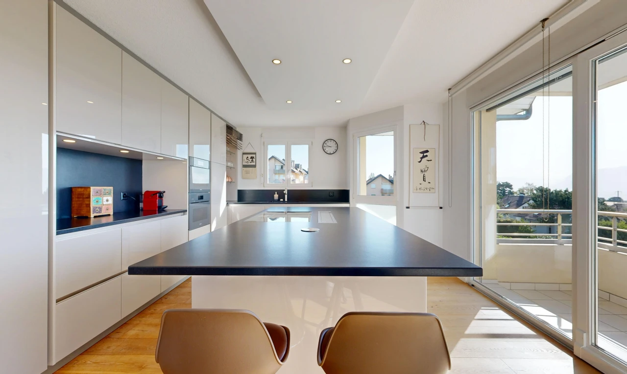 cuisine avec dark countertops, plans de travail, flat panel cabinets, armoires à panneau plat, et éclairage encastré