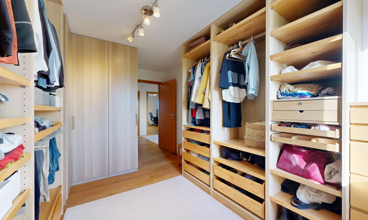 dressing avec éclairage sur rail, dressing, sol en finition bois, wood finish floor, et light floor