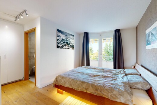 zimmer / schlafzimmer mit deckenbeleuchtung, light floor, holzfußboden, wood finish floor, und inside property