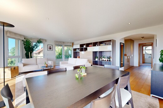 wohn- / esszimmer mit gewölbte gehwege, einbauleuchten, holzfußboden, wood finish floor, und light floor