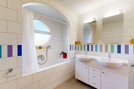 bad mit spiegel, kombiniertes bad / dusche, tile wall, fliesenwand, und doppelwaschtisch