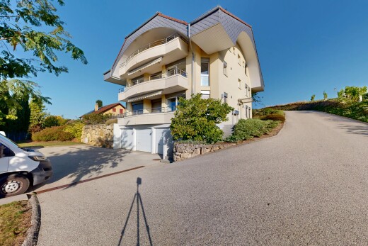 außenansicht mit eingebaute garage und day time