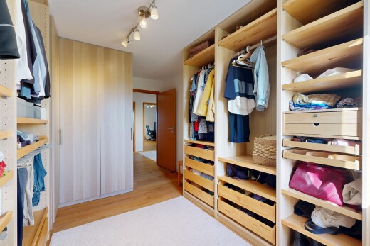 begehbarer kleiderschrank mit deckenbeleuchtung, begehbarer kleiderschrank, holzfußboden, wood finish floor, und light floor
