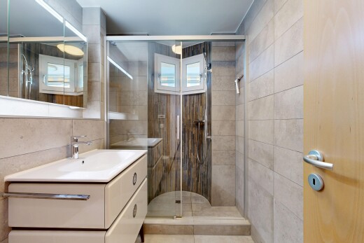 bad mit dusche, spiegel, komplettes badezimmer, schminktisch, und inside property