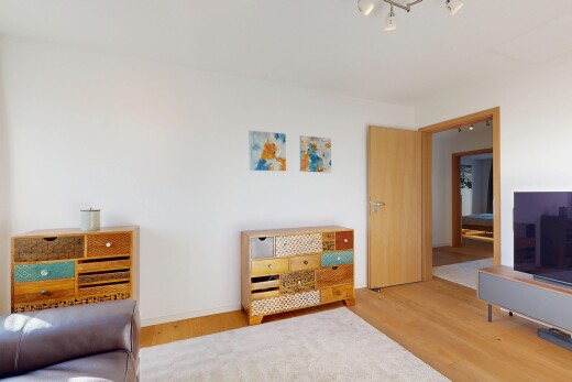 wohnzimmer mit deckenbeleuchtung, gipskartonwand, drywall, holzfußboden, und wood finish floor