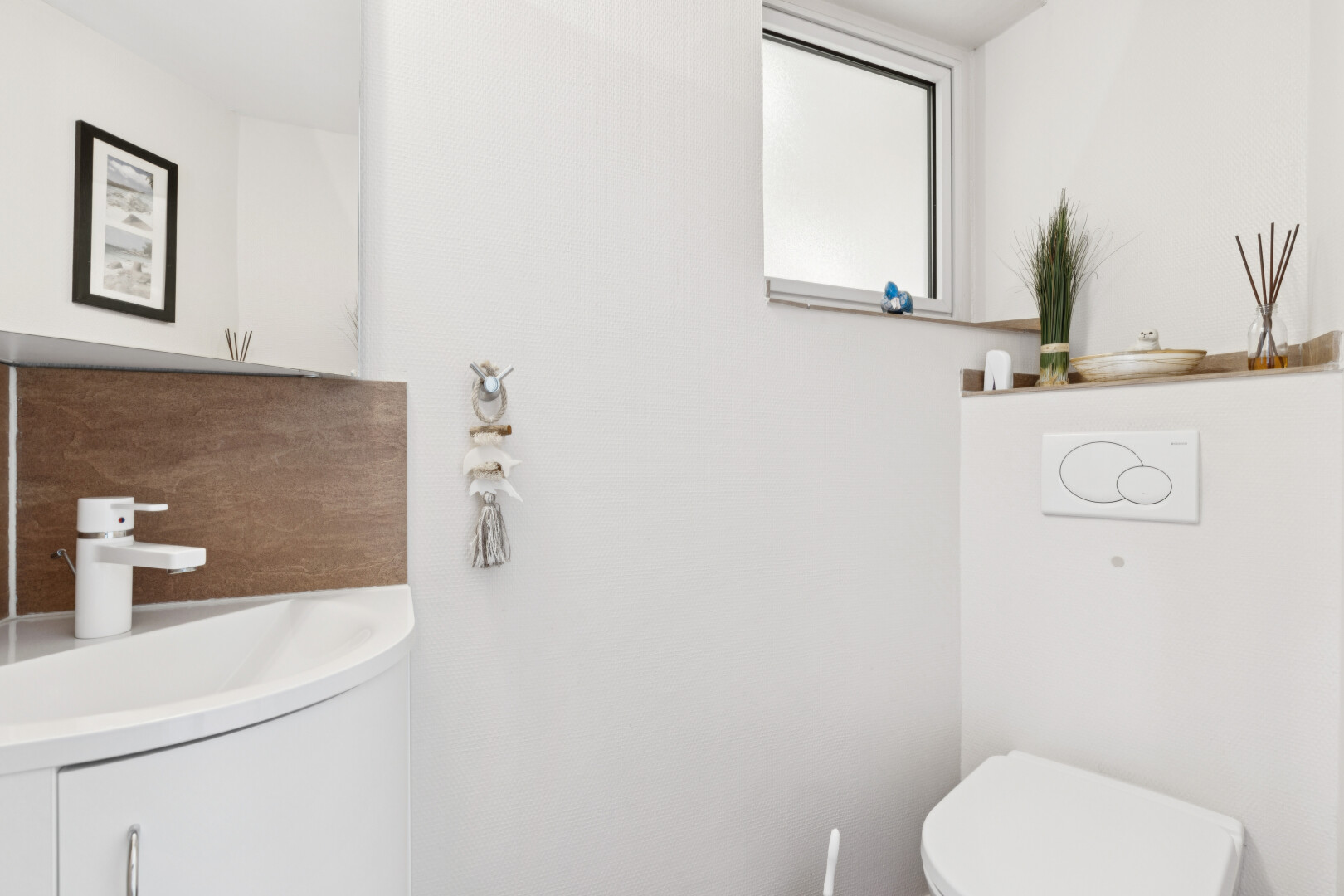 salle de bains avec cloison sèche, drywall, inside property, évier, et lavabo (ou coiffeuse selon le contexte)