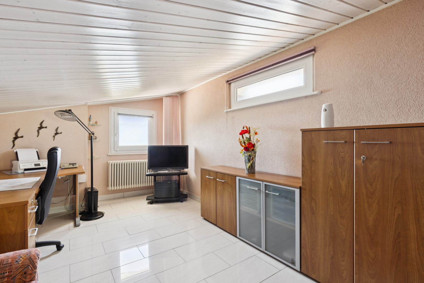 bureau avec radiateur, télévision, light floor, textured wall, et mur texturé
