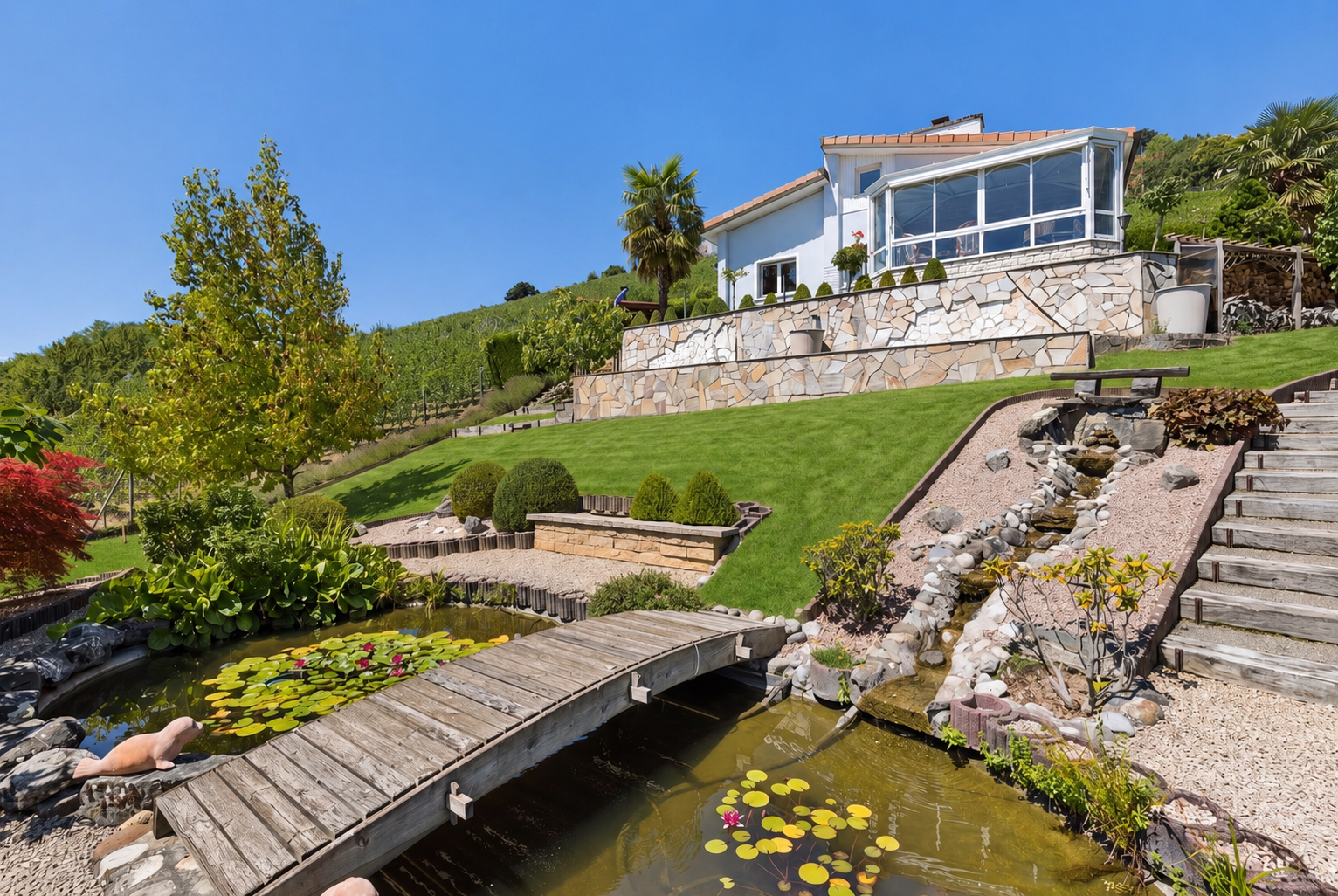 jardin avec garden pond, étang de jardin, pelouse, mur de soutènement en bord de l'eau, et day time