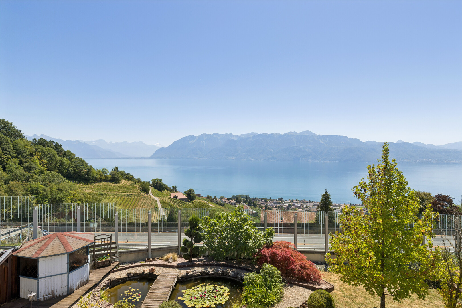 vue sur la montagne avec mountain view, vue sur la montagne, day time, from property, et water view
