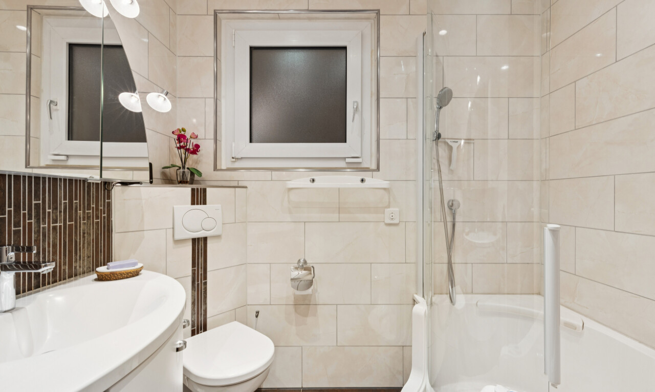 salle de bains avec mur en carrelage, tile wall, salle de bain complète, lavabo (ou coiffeuse selon le contexte), et toilette