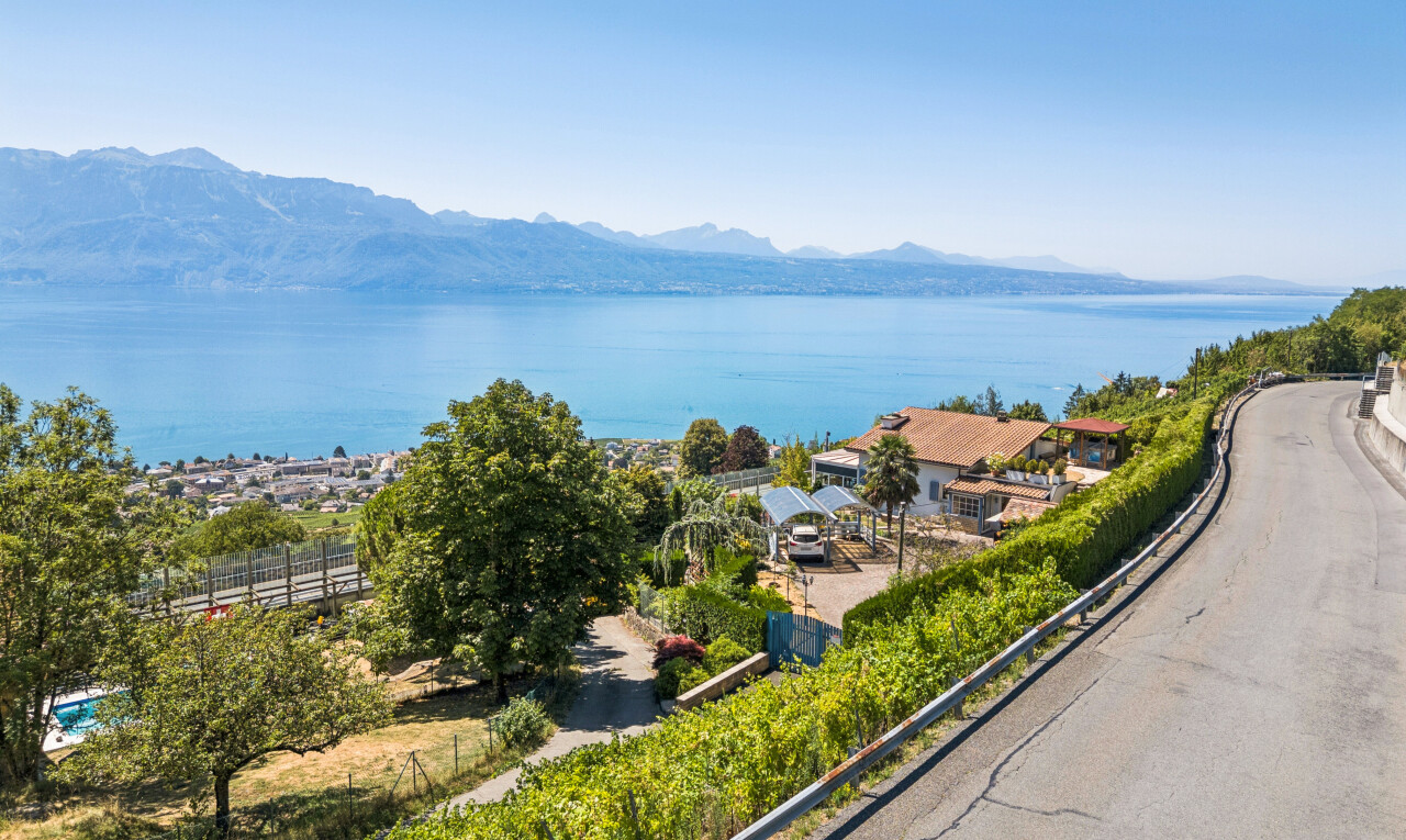 vue sur la mer avec day time, mountain view, vue sur la montagne, water view, et vue sur l'eau