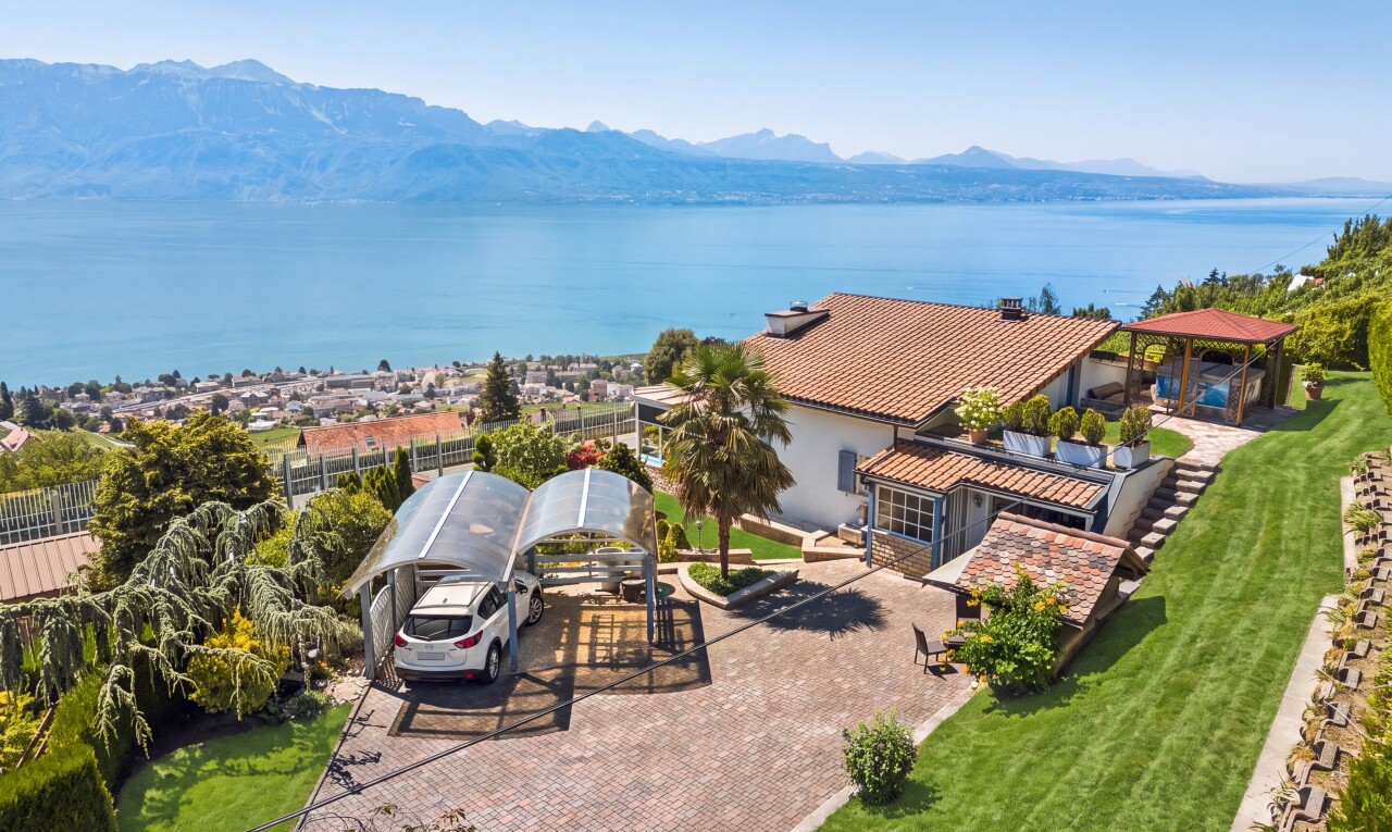 water view featuring mountains