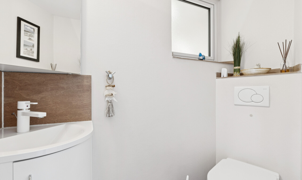 salle de bains avec cloison sèche, drywall, inside property, évier, et lavabo (ou coiffeuse selon le contexte)