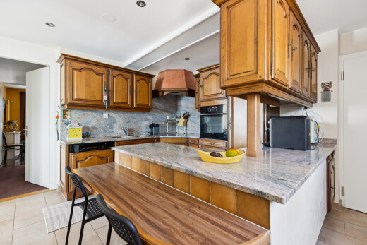cuisine avec arched cabinets, armoires en arc, raised cabinets, armoires élevées, et light floor