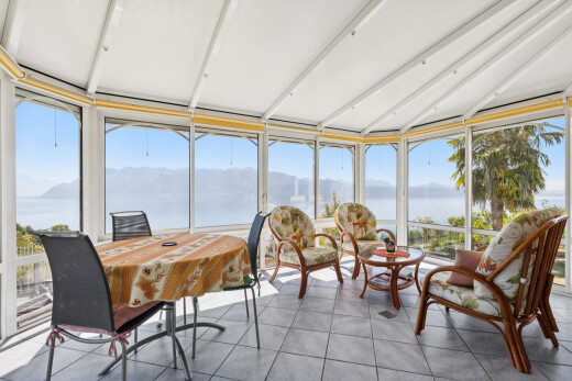 terrasse avec view focus, véranda, day time, mountain view, et vue sur la montagne