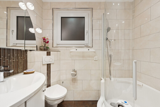salle de bains avec mur en carrelage, tile wall, salle de bain complète, lavabo (ou coiffeuse selon le contexte), et toilette