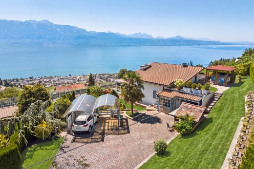 vue sur la mer avec drone view, day time, water view, vue sur l'eau, et mountain view