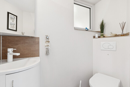 salle de bains avec cloison sèche, drywall, inside property, évier, et lavabo (ou coiffeuse selon le contexte)