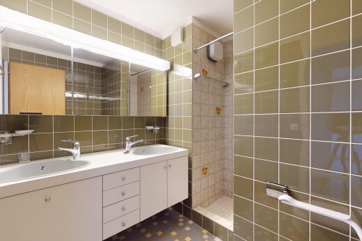 bad mit fliesenwand, tile wall, inside property, dusche, und küchenrückwand beim herd