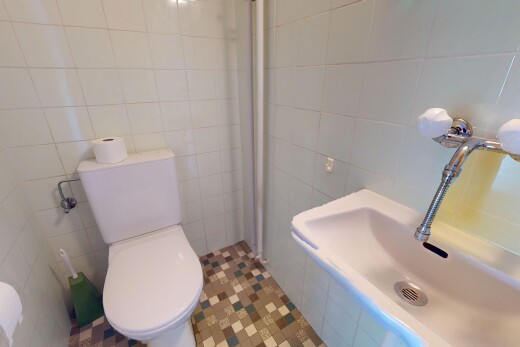 bad mit fliesenwand, tile wall, waschbecken, inside property, und toilette