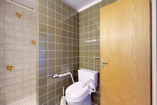 bad mit tile wall, fliesenwand, dusche, komplettes badezimmer, und toilette