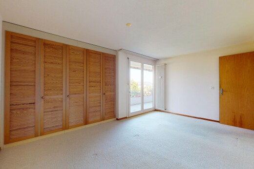 leerer raum mit natural light, natürliches licht, drywall, gipskartonwand, und carpet