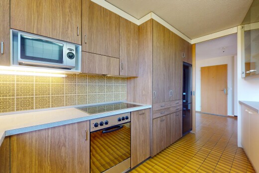 küche mit ofen, mikrowelle, küchenrückwand beim Herd, küchenrückwand beim herd, und arbeitsplatten