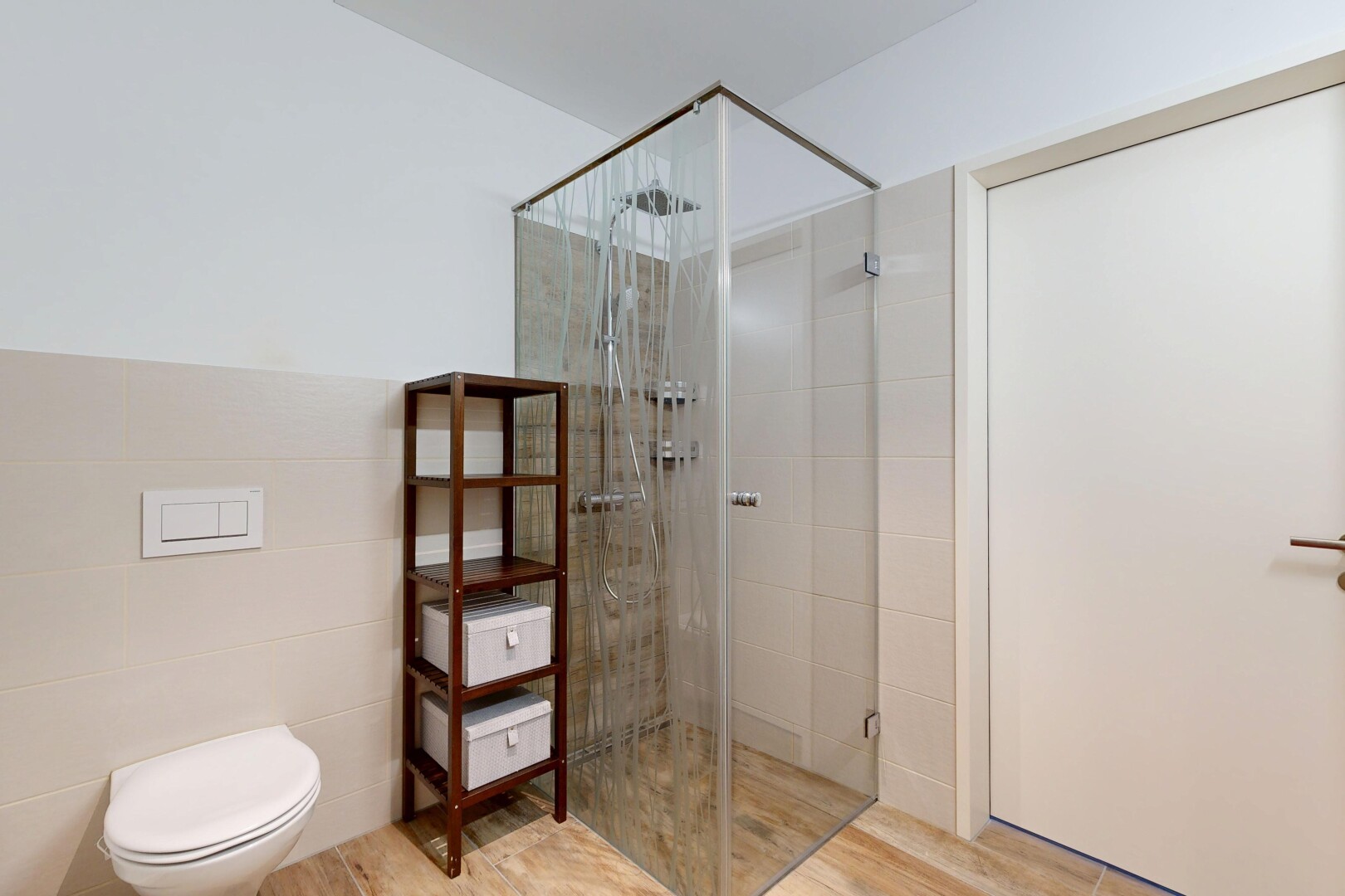 bad mit dusche, komplettes badezimmer, gipskartonwand, drywall, und inside property