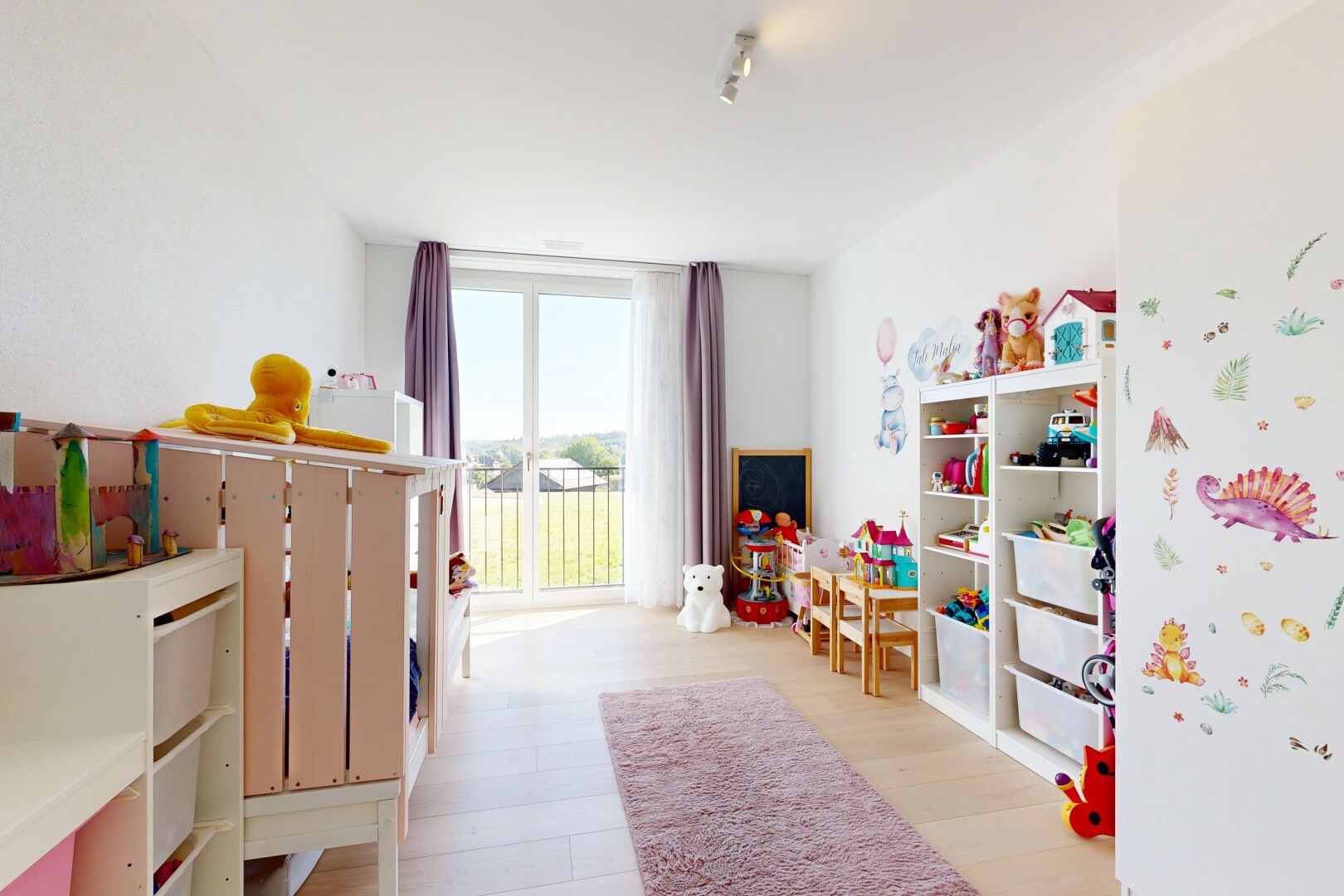 zimmer / schlafzimmer mit holzfußboden, wood finish floor, natürliches licht, natural light, und inside property