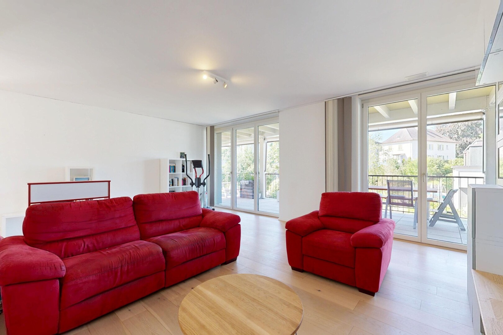 wohnzimmer mit bodendeckenfenster, floor ceiling windows, gipskartonwand, drywall, und holzfußboden