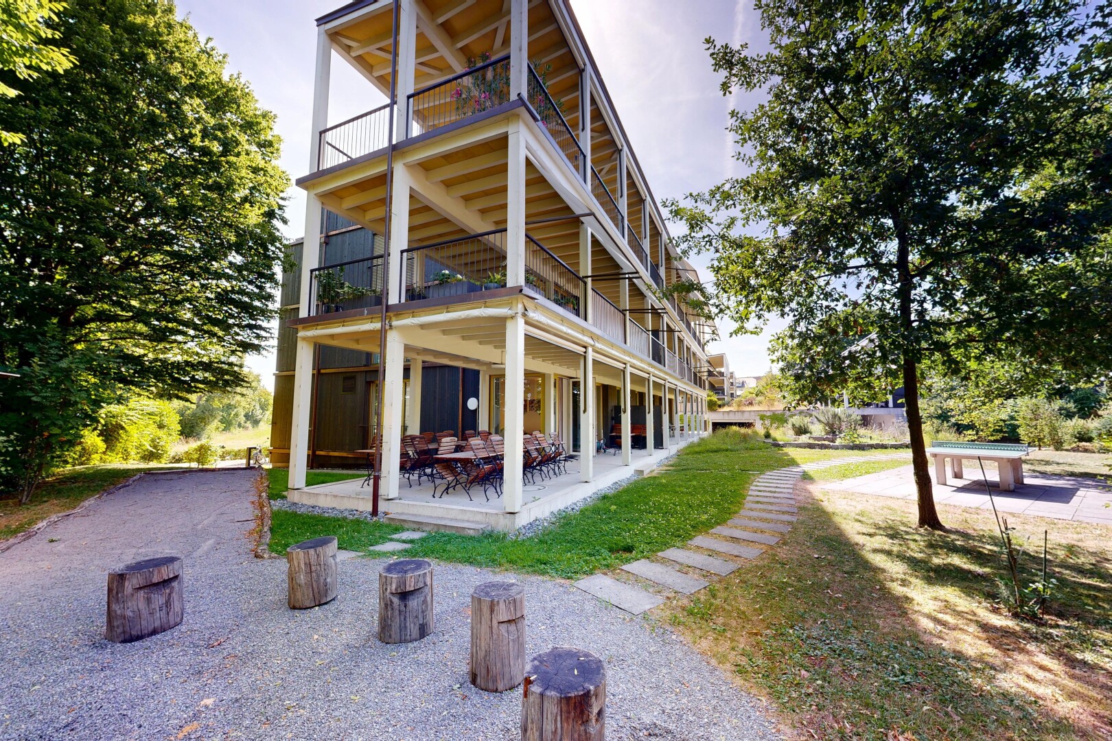 außenansicht mit terrasse, balkon, und fundamentpfeiler
