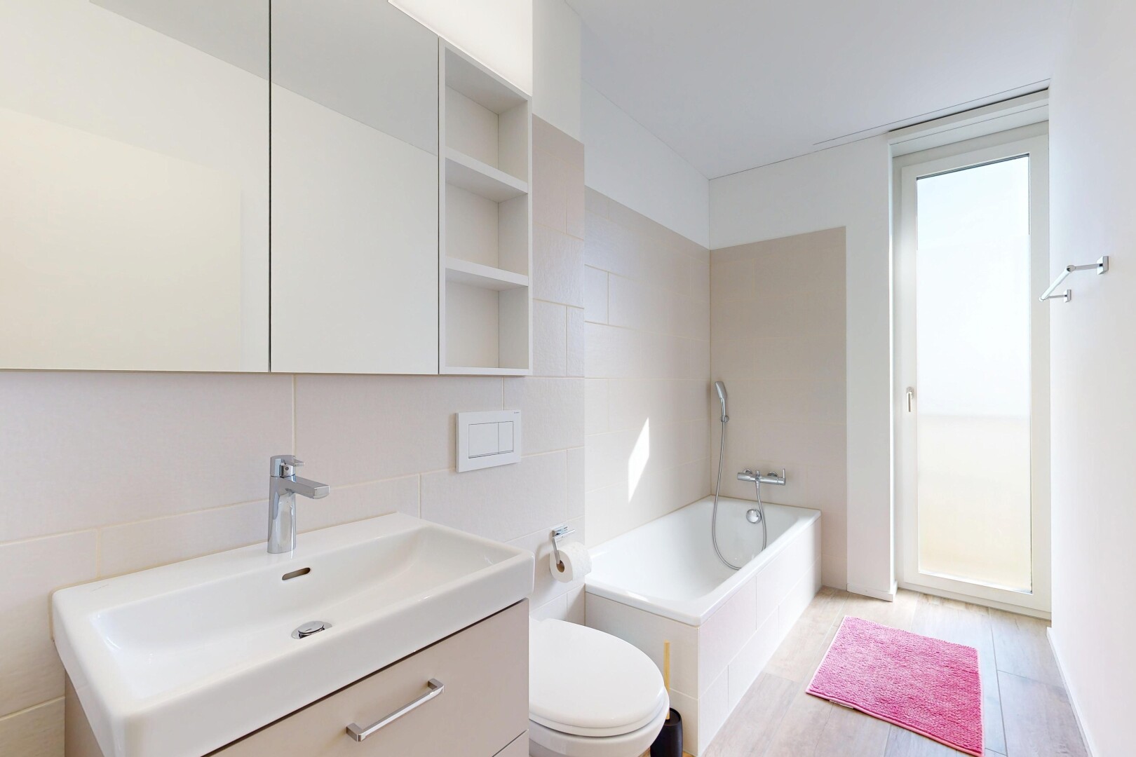 bad mit komplettes badezimmer, bad, schminktisch, waschbecken, und toilette