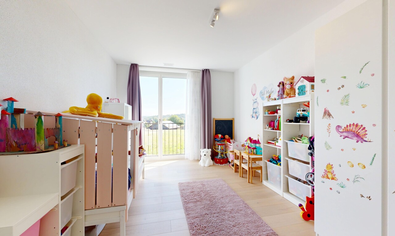 zimmer / schlafzimmer mit holzfußboden, wood finish floor, natürliches licht, natural light, und inside property