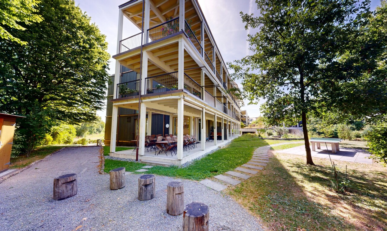 außenansicht mit terrasse, balkon, und fundamentpfeiler