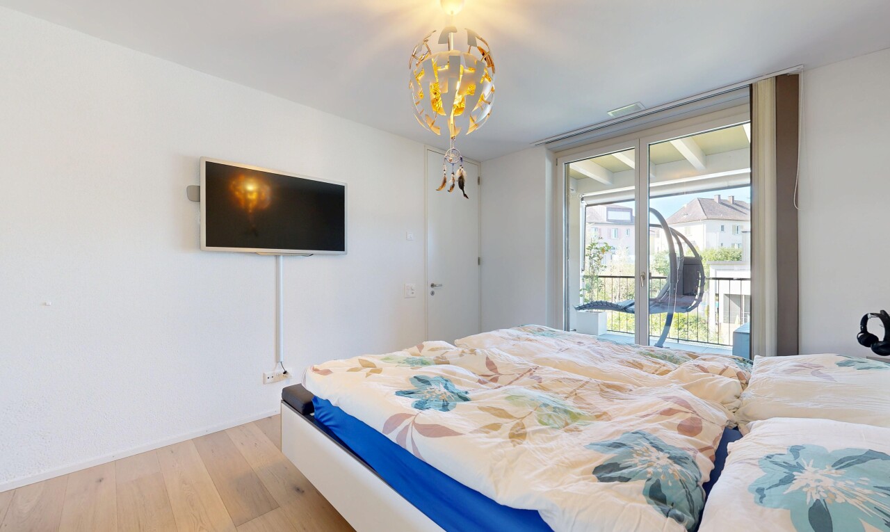 zimmer / schlafzimmer mit gipskartonwand, drywall, natürliches licht, natural light, und holzfußboden