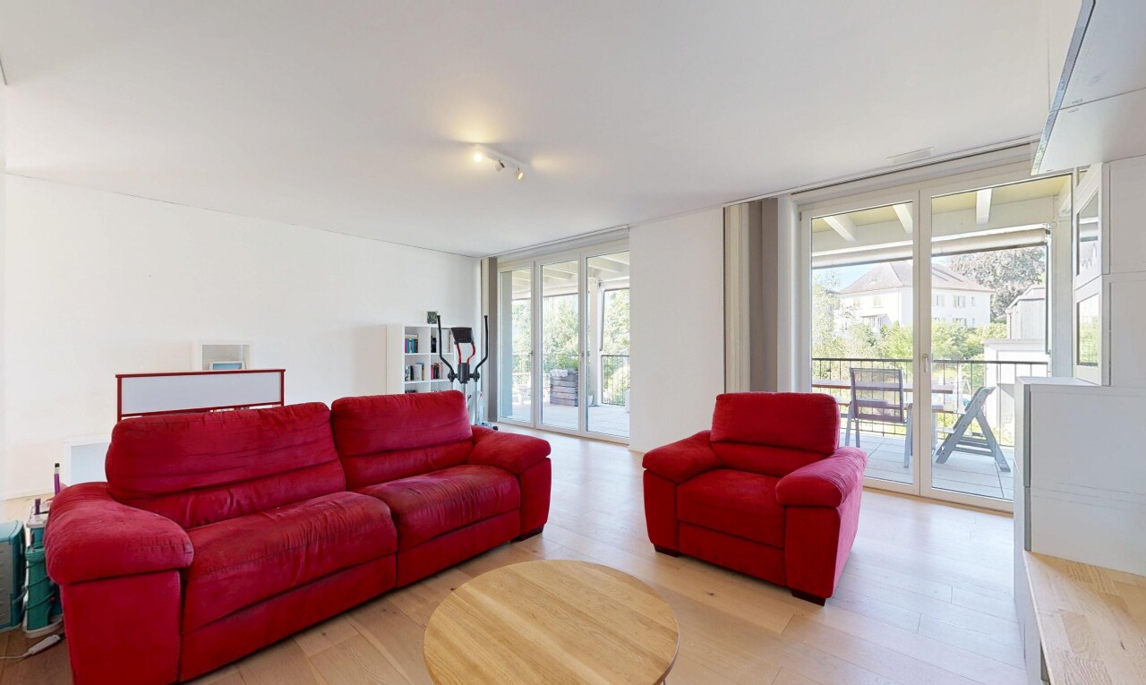 wohnzimmer mit bodendeckenfenster, floor ceiling windows, gipskartonwand, drywall, und holzfußboden