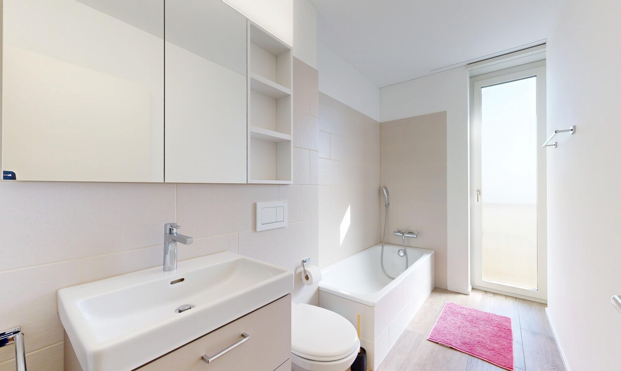 bad mit komplettes badezimmer, bad, schminktisch, waschbecken, und toilette