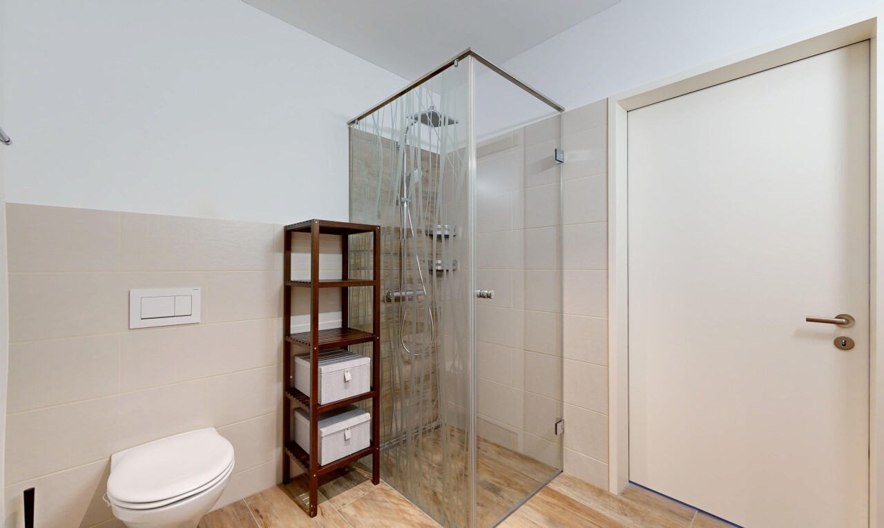 bad mit dusche, komplettes badezimmer, gipskartonwand, drywall, und inside property