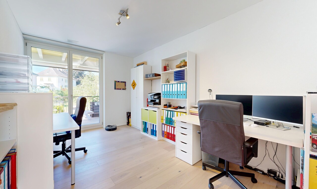 büro mit bürobereich, holzfußboden, wood finish floor, light floor, und gipskartonwand