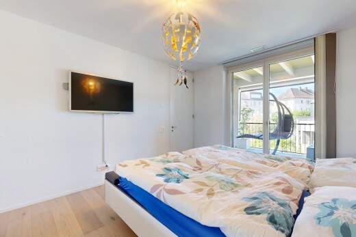 zimmer / schlafzimmer mit gipskartonwand, drywall, natürliches licht, natural light, und holzfußboden