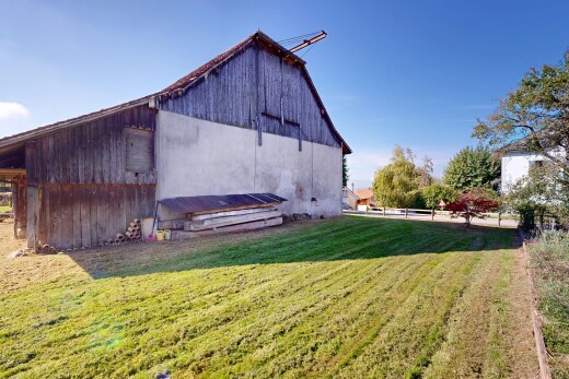 façade avec bardage en bois, day time, pelouse, grange, et structure extérieure