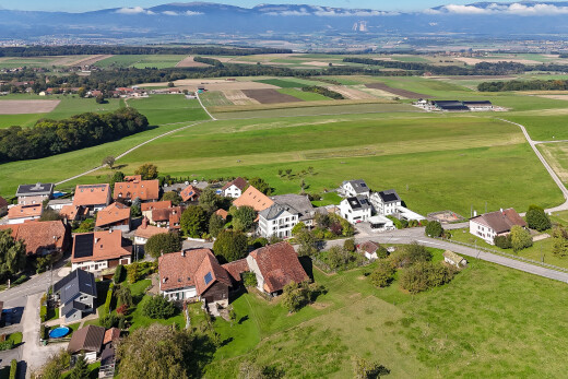 vue sur la montagne avec aerial view, day time, vue résidentielle, et residential view