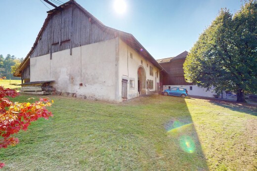 façade avec property visible, pelouse, day time, et grange